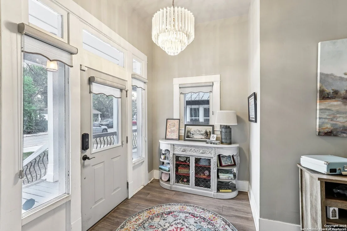 Photo of 721 Saint James