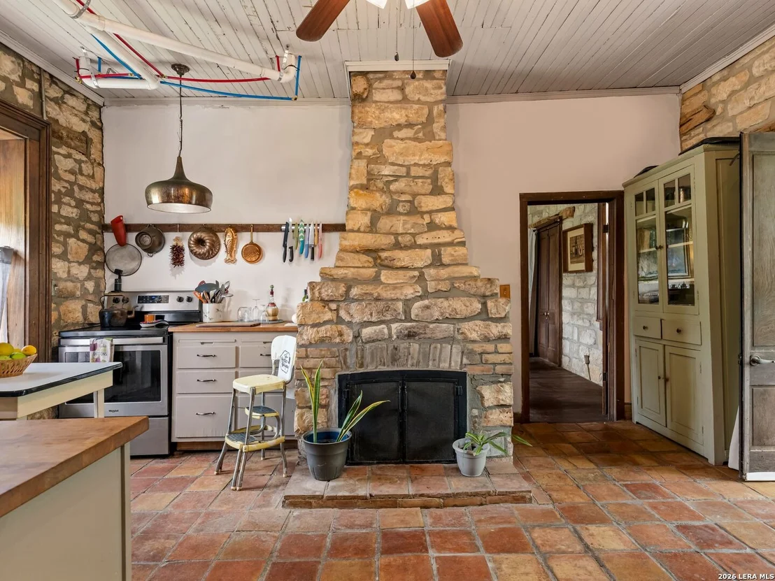 Photo of 426 RANCH ROAD 962 E