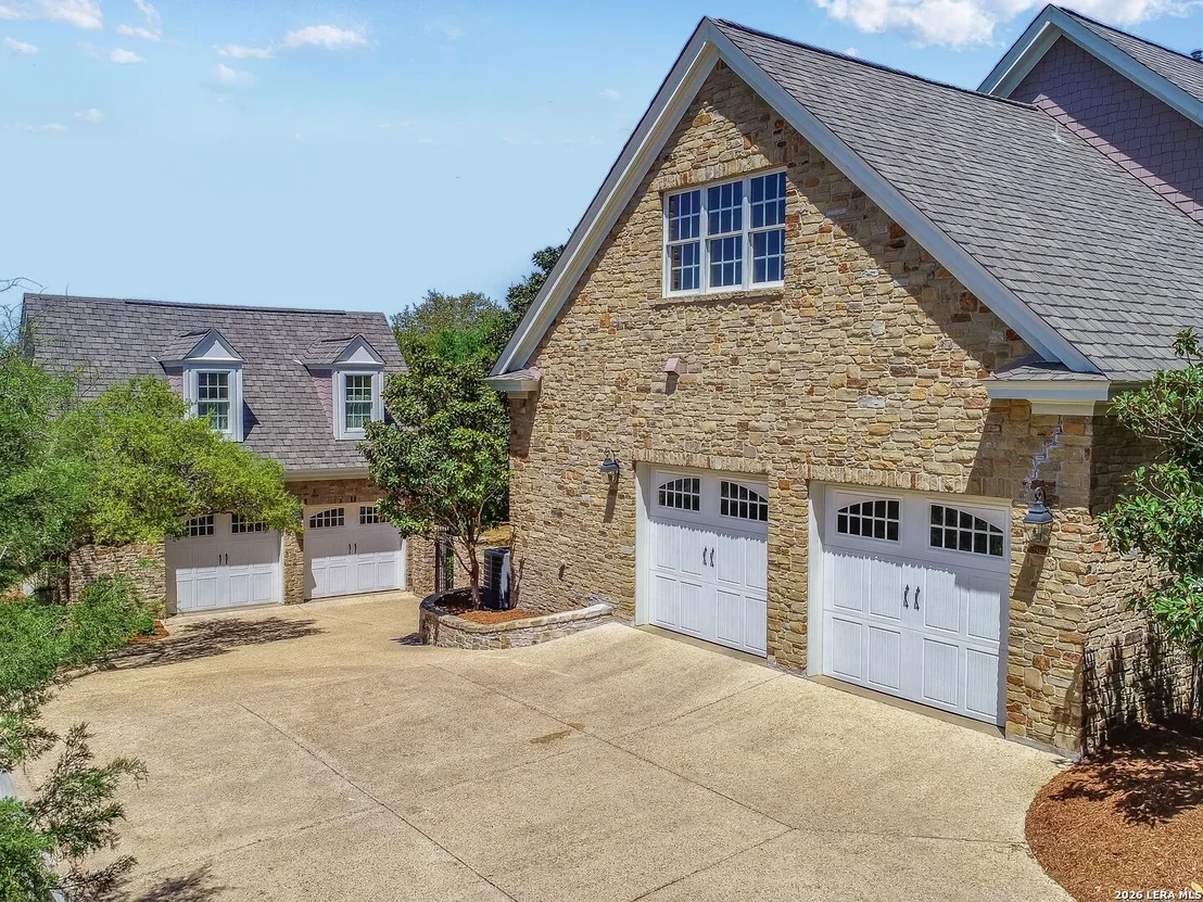 Photo of 914 Moonlight Dr