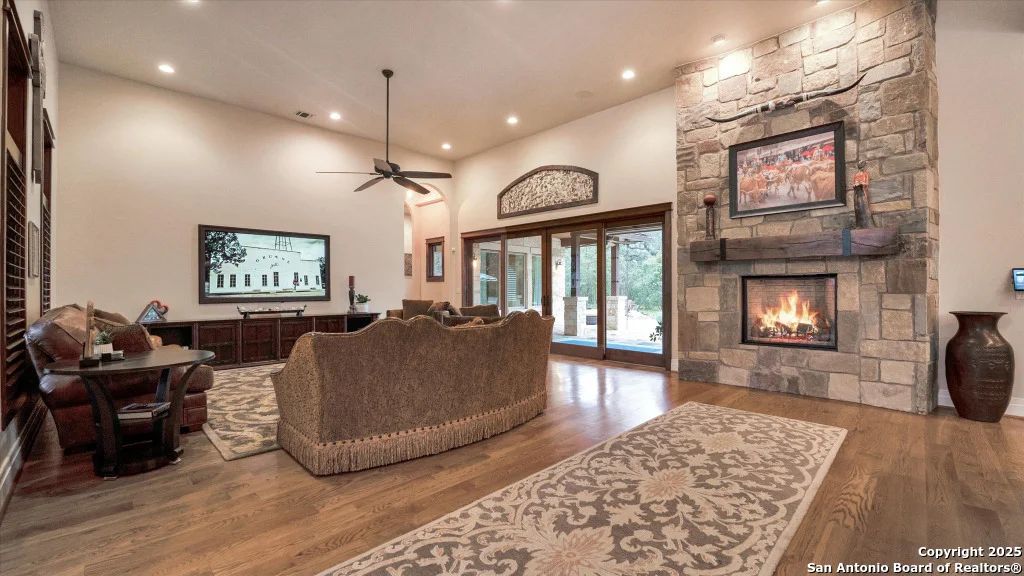 Photo of 955 RIVERFOREST DR