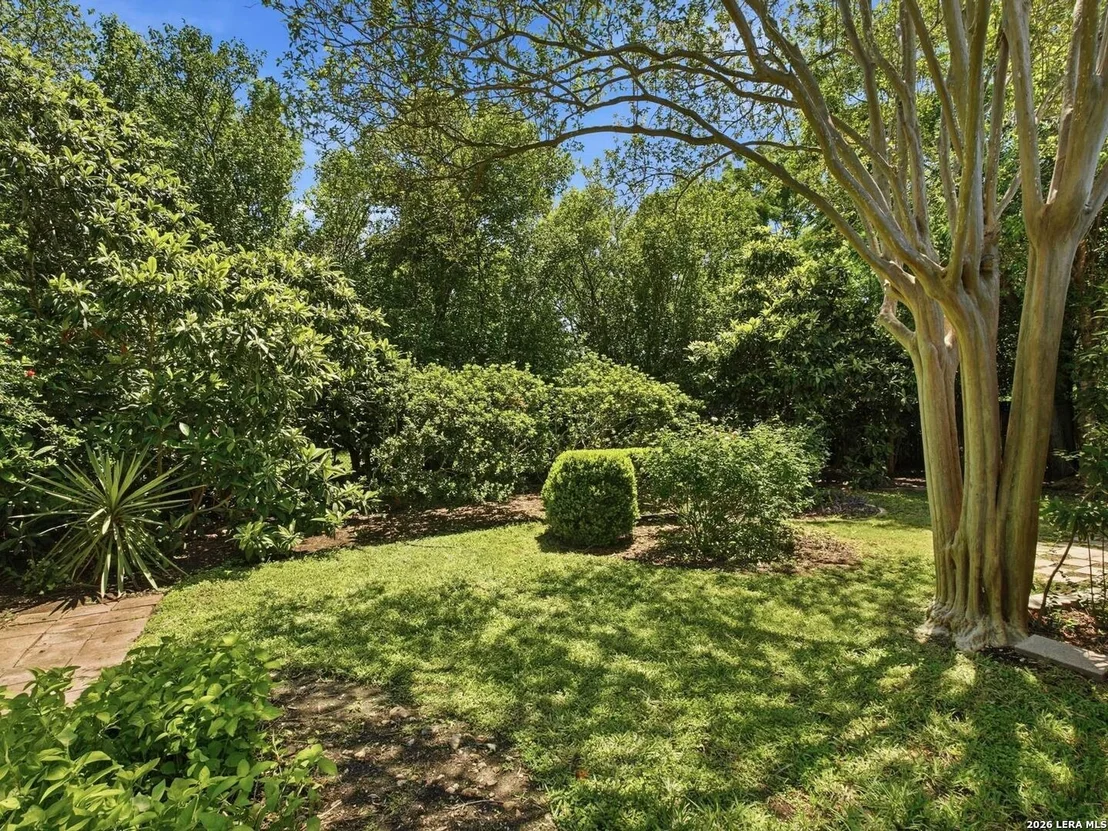 Photo of 1834 Edgehill Drive