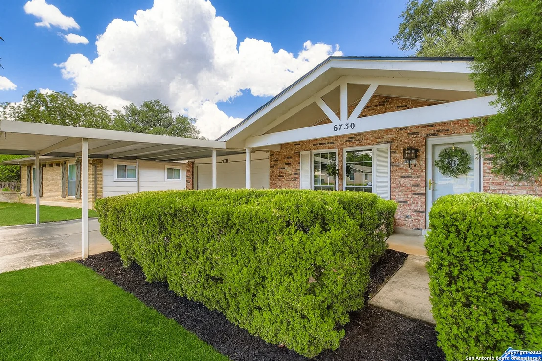 Photo of 6730 Desilu