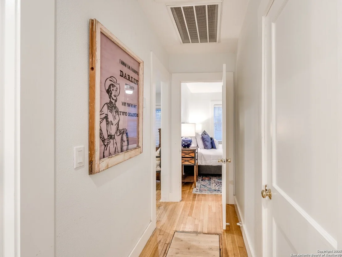 Photo of 337 W Hackberry St