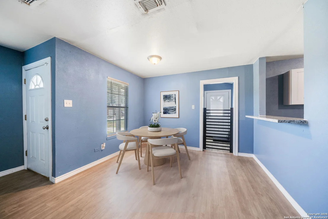Photo of 915 Deely