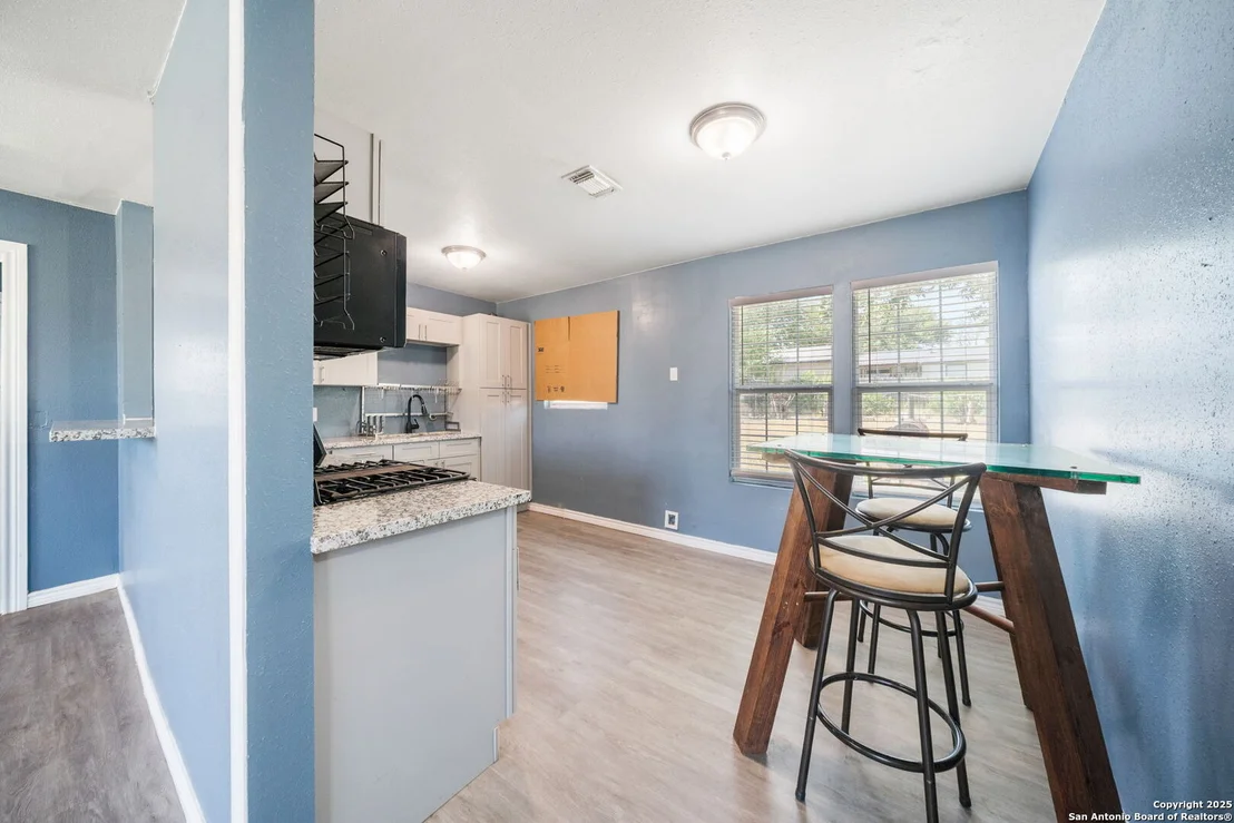 Photo of 915 Deely