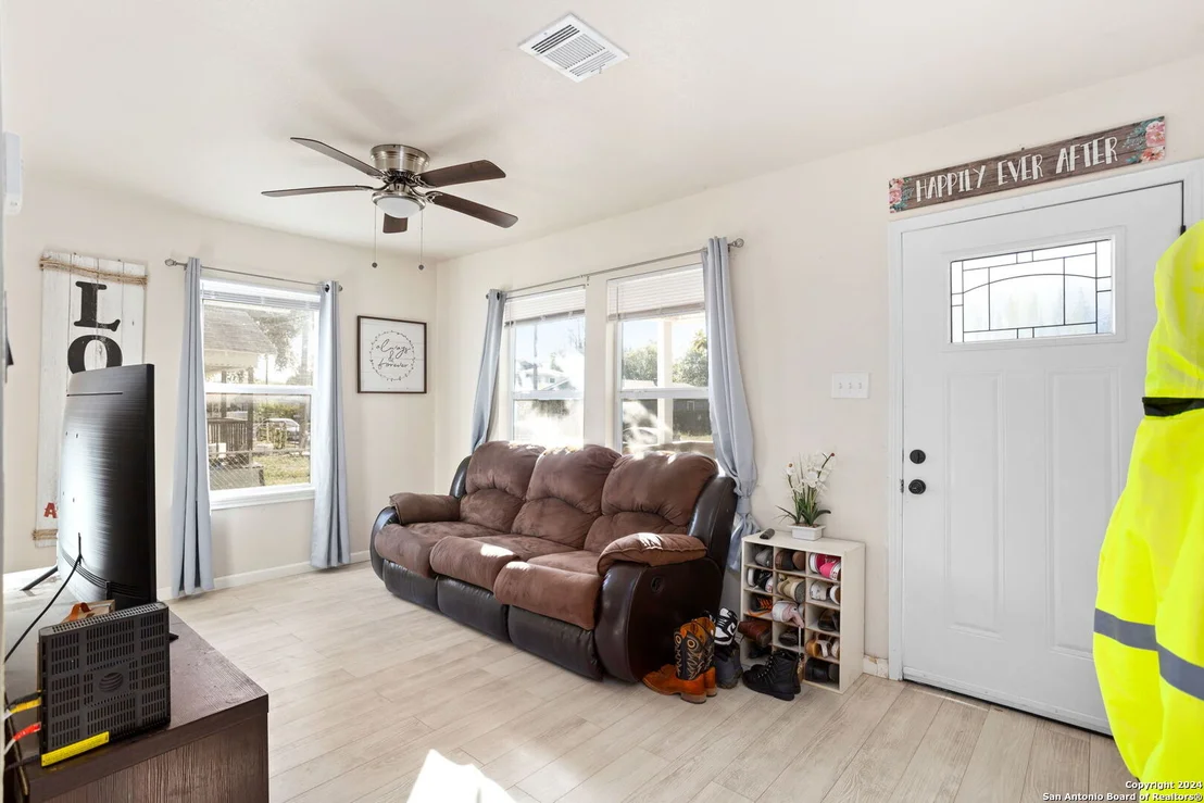 Photo of 425 W WRIGHT BLVD