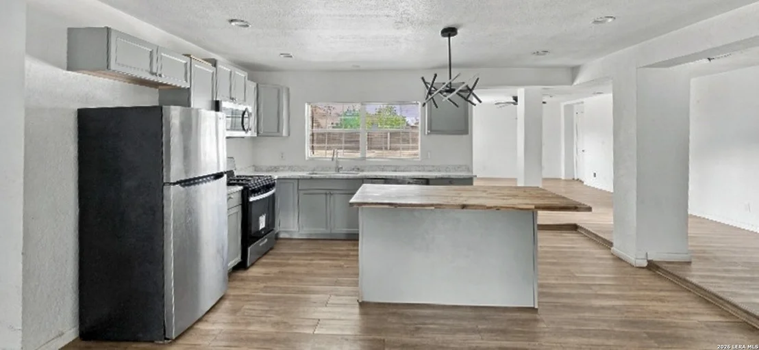 Photo of 645 W BROADVIEW DR