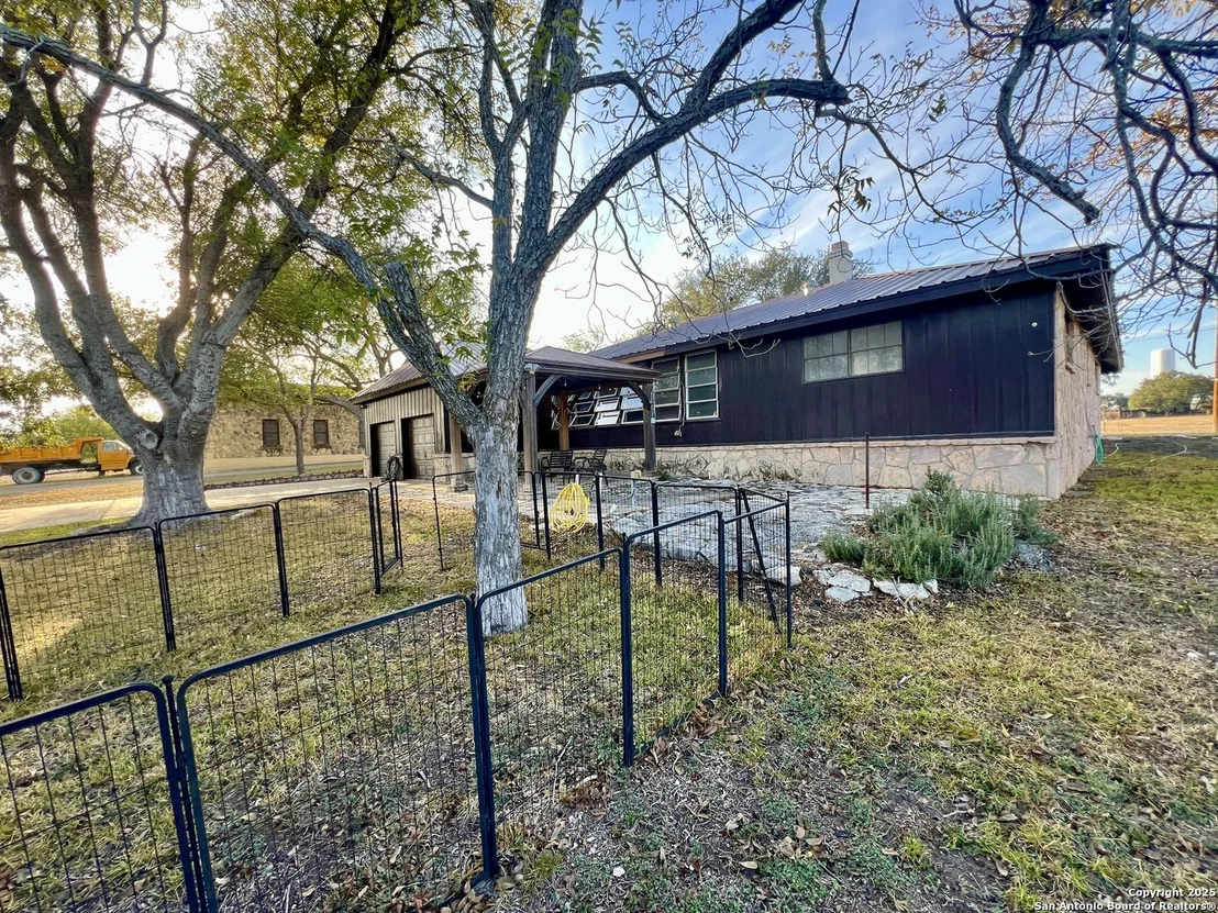 Photo of 433 Fort Clark Rd