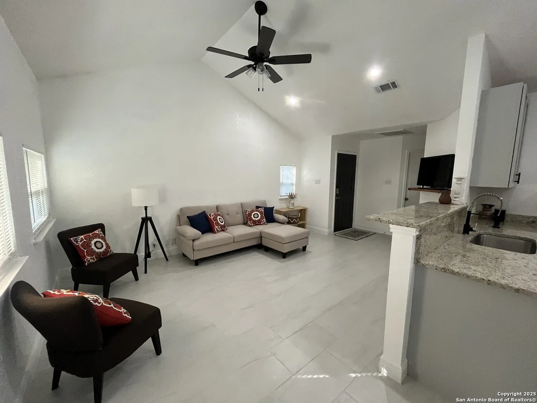 Photo of 7438 Rimhurst