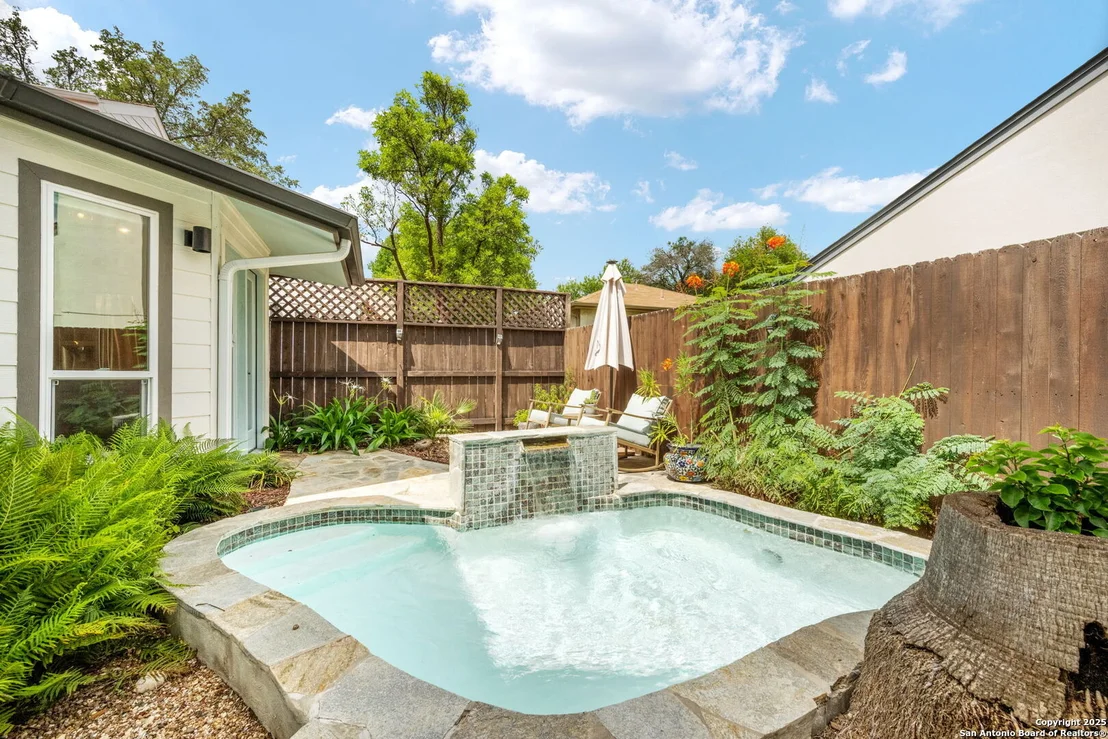 Photo of 3467 River Way