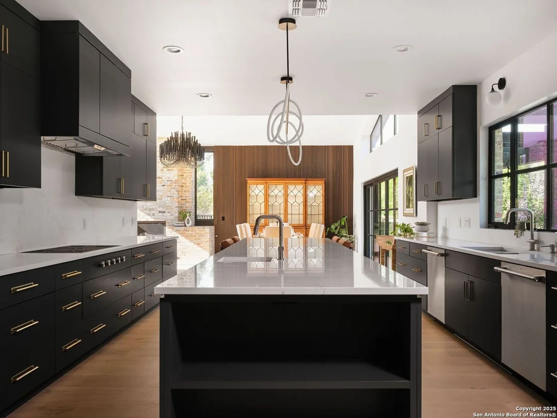 Photo of 353 Lakeview Blvd