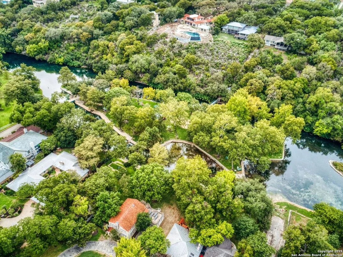 Photo of 353 Lakeview Blvd