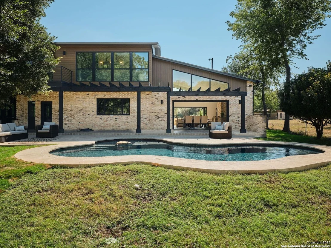 Photo of 353 Lakeview Blvd