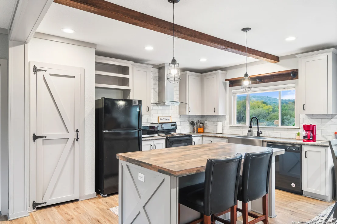 Photo of 1140 Private Road 2415