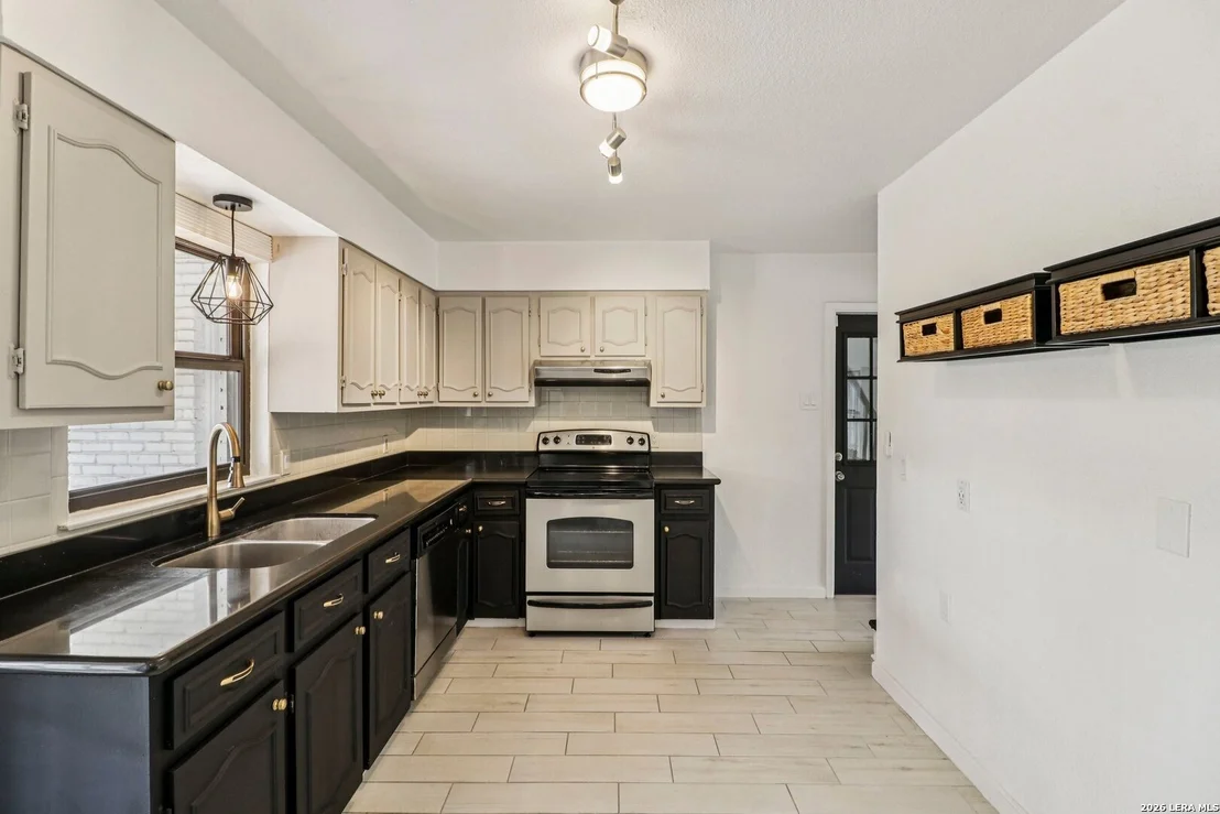 Photo of 302 WEATHERCOCK LN