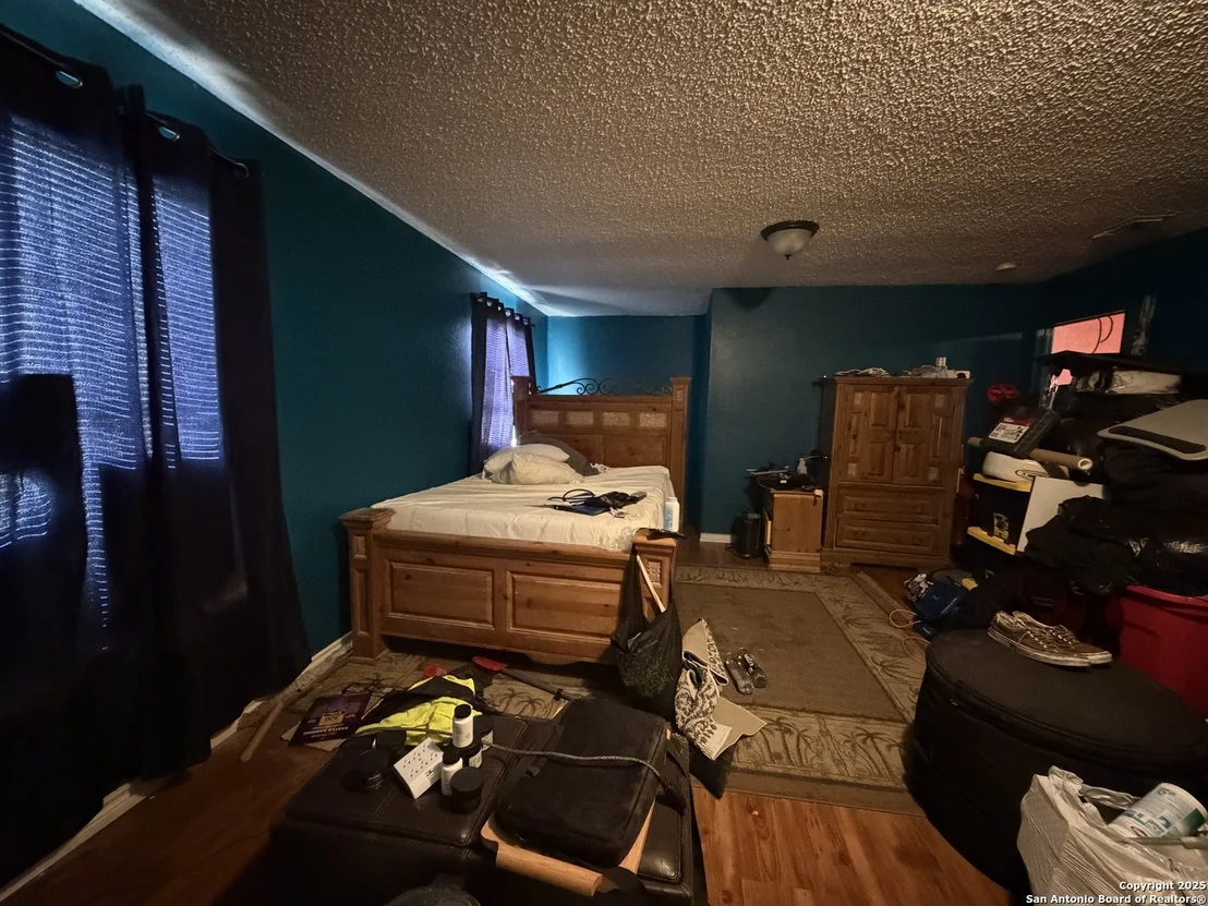 Photo of 127 Arnaz