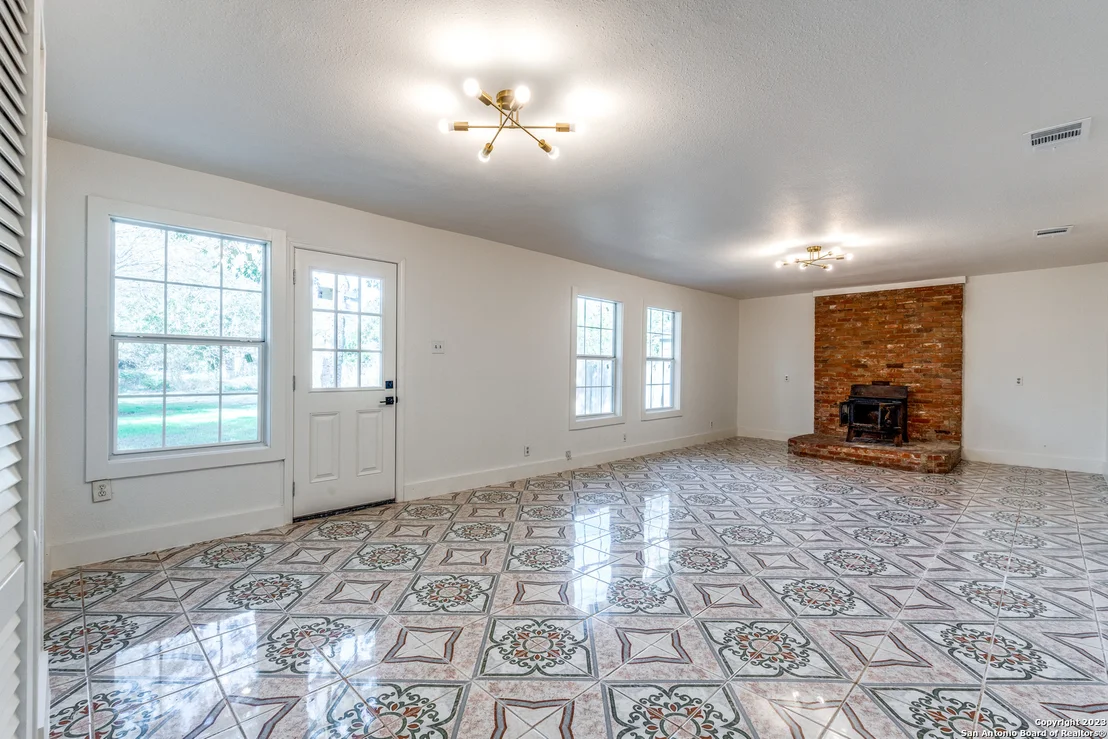 Photo of 827 WARE BLVD