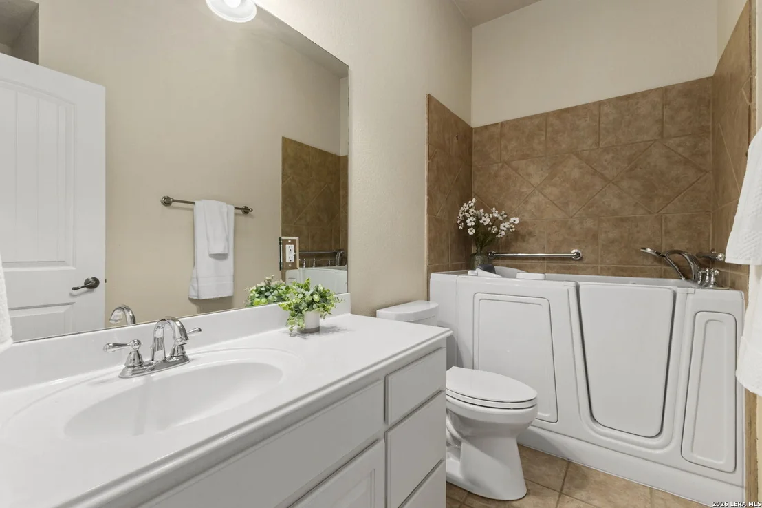 Photo of 128 Comal Oak