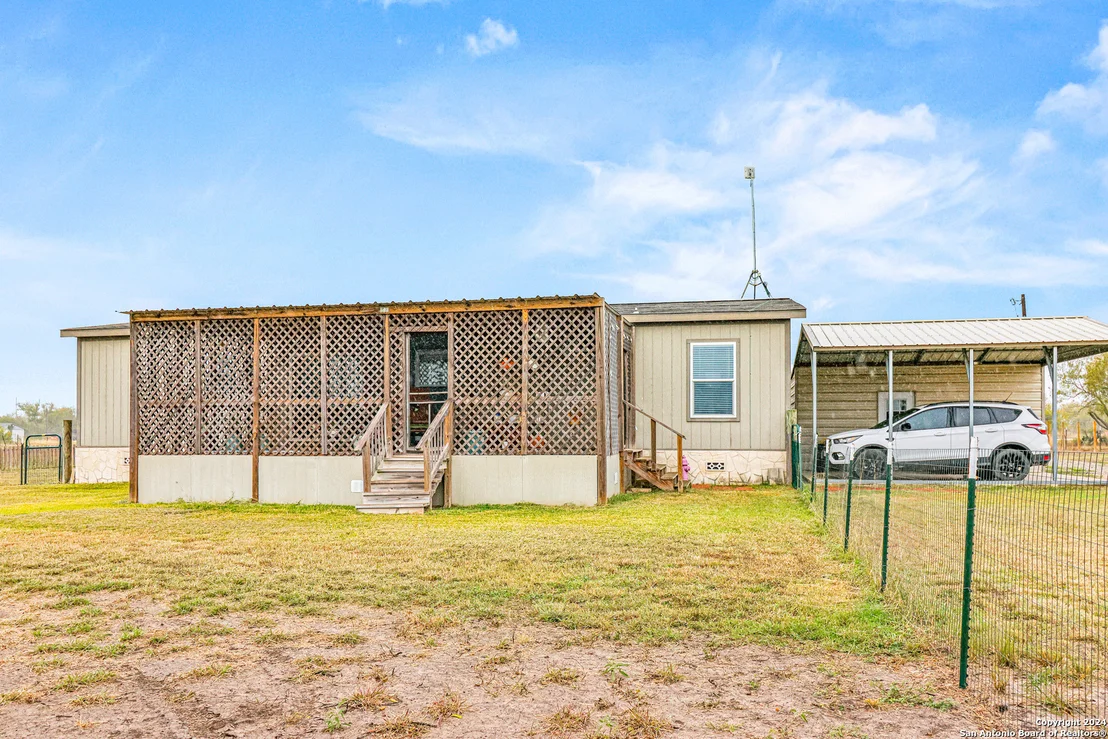 Photo of 609 Country Trail