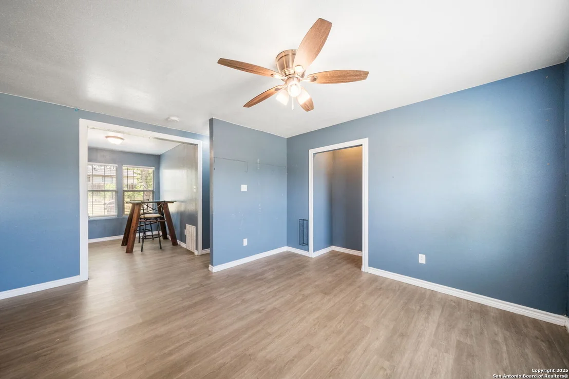 Photo of 915 Deely