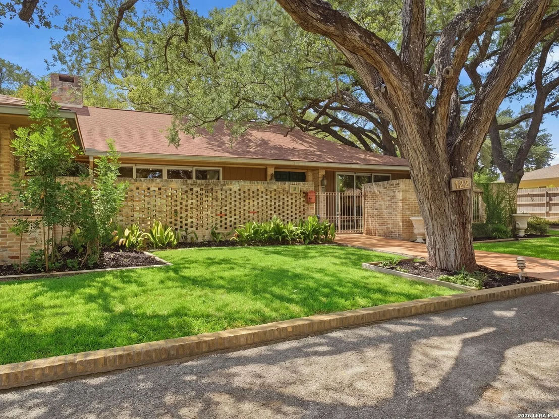 Photo of 122 LABURNUM DR