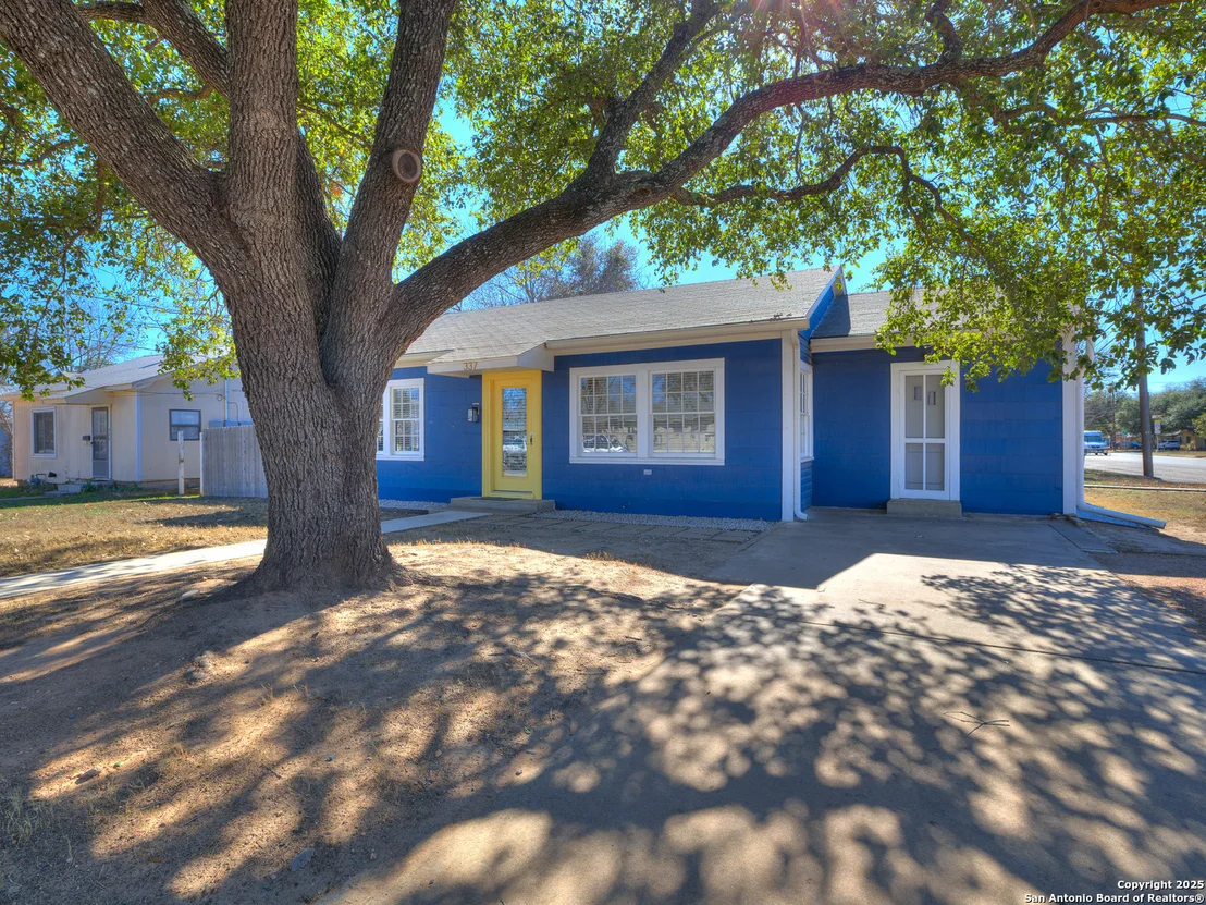 Photo of 337 W Hackberry St