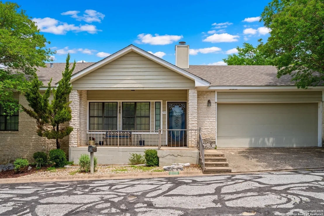 Photo of 239 Old Oaks