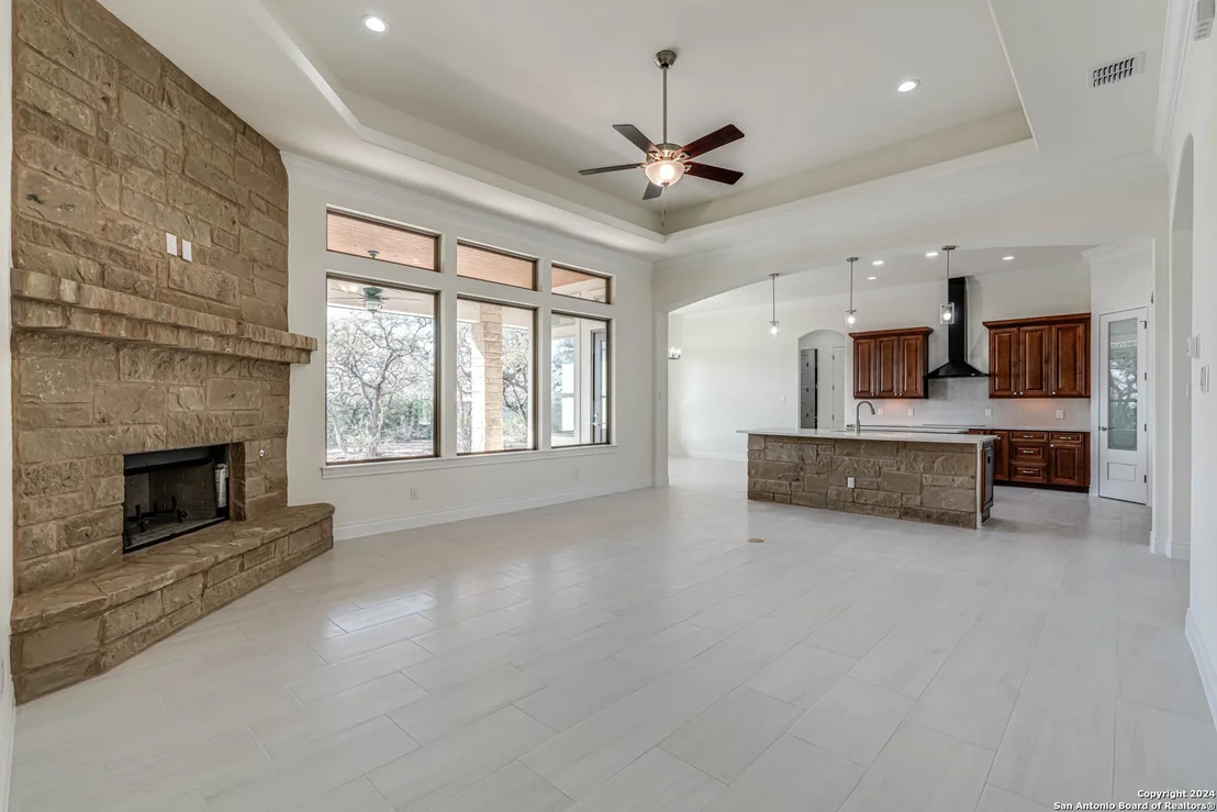 Photo of 921 ESCADA