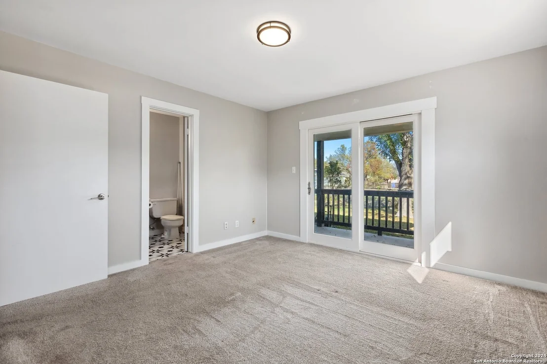 Photo of 8 ROSELAWN CIR