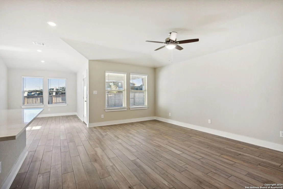 Photo of 6406 Comanche Sky