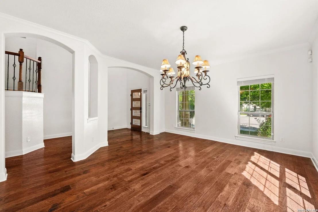 Photo of 221 WINDSOR DR