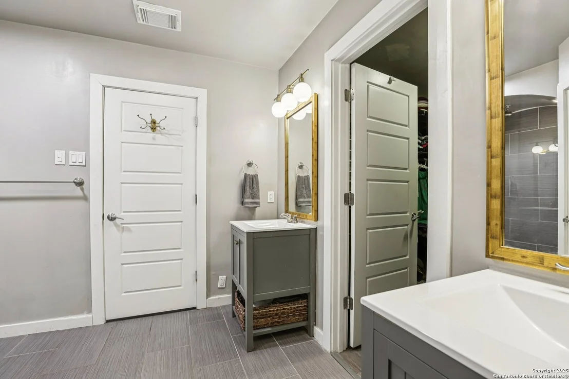Photo of 721 Saint James