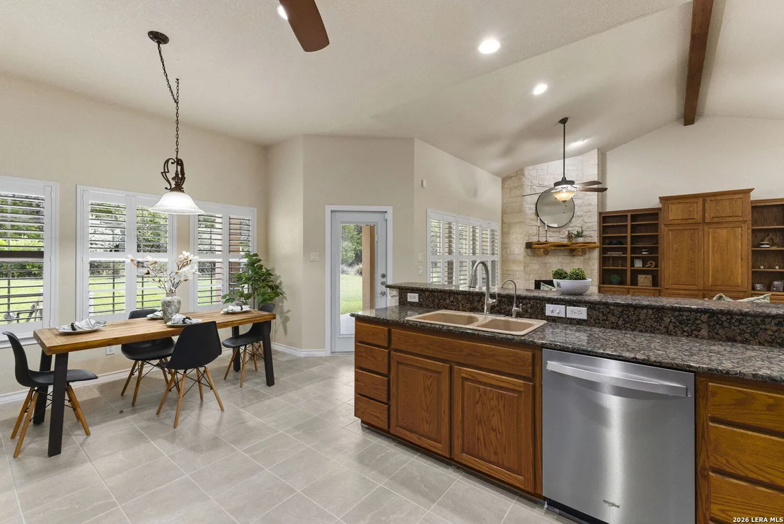 Photo of 128 Comal Oak