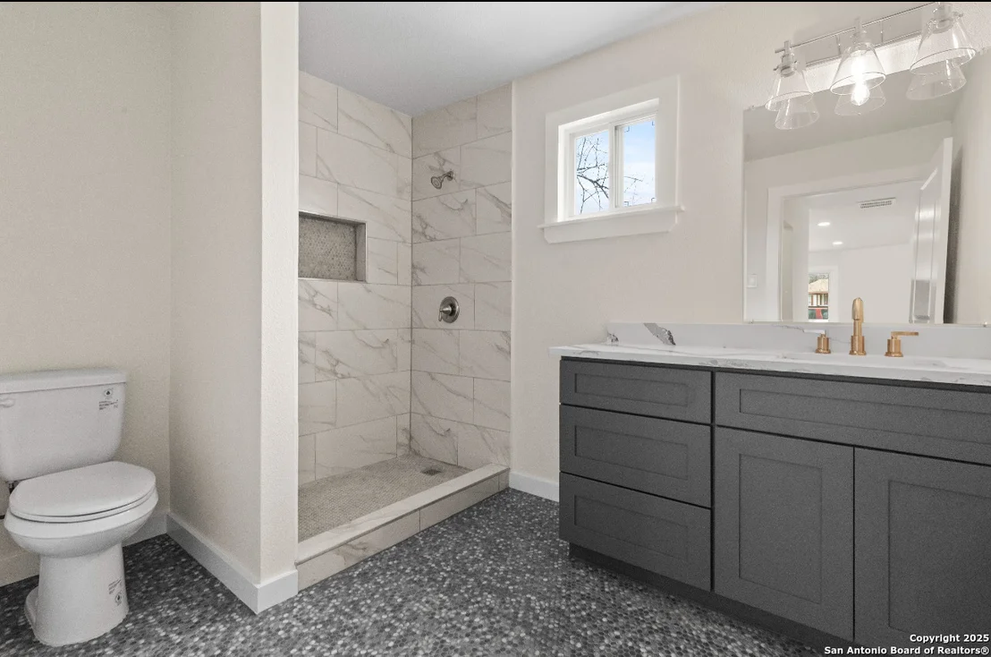 Photo of 601 W MOORE AVE