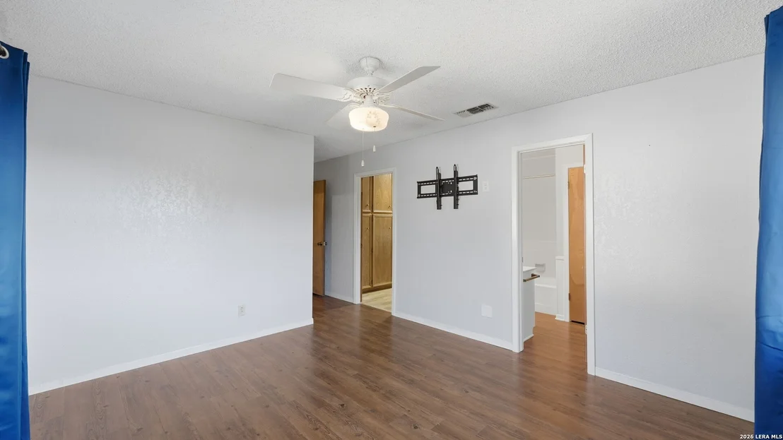 Photo of 132 W Outer Dr