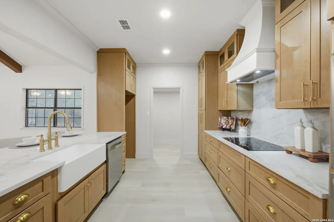 Photo of 150 LAKE VIEW DR
