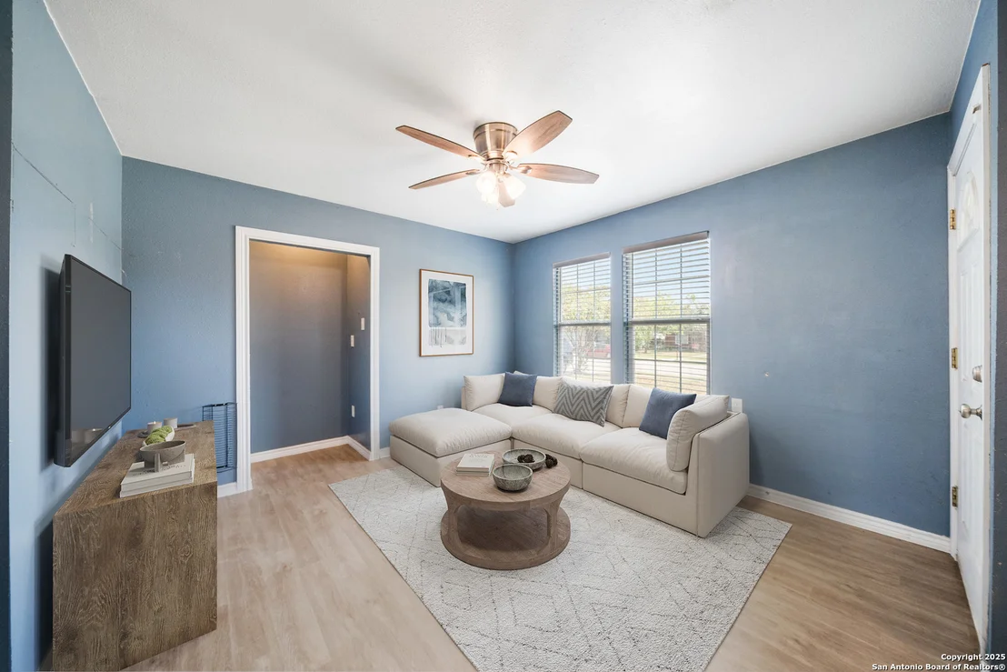 Photo of 915 Deely
