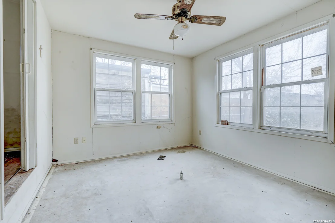 Photo of 318 VICKERS AVE