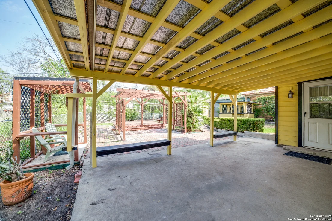Photo of 1011 Thorain Blvd
