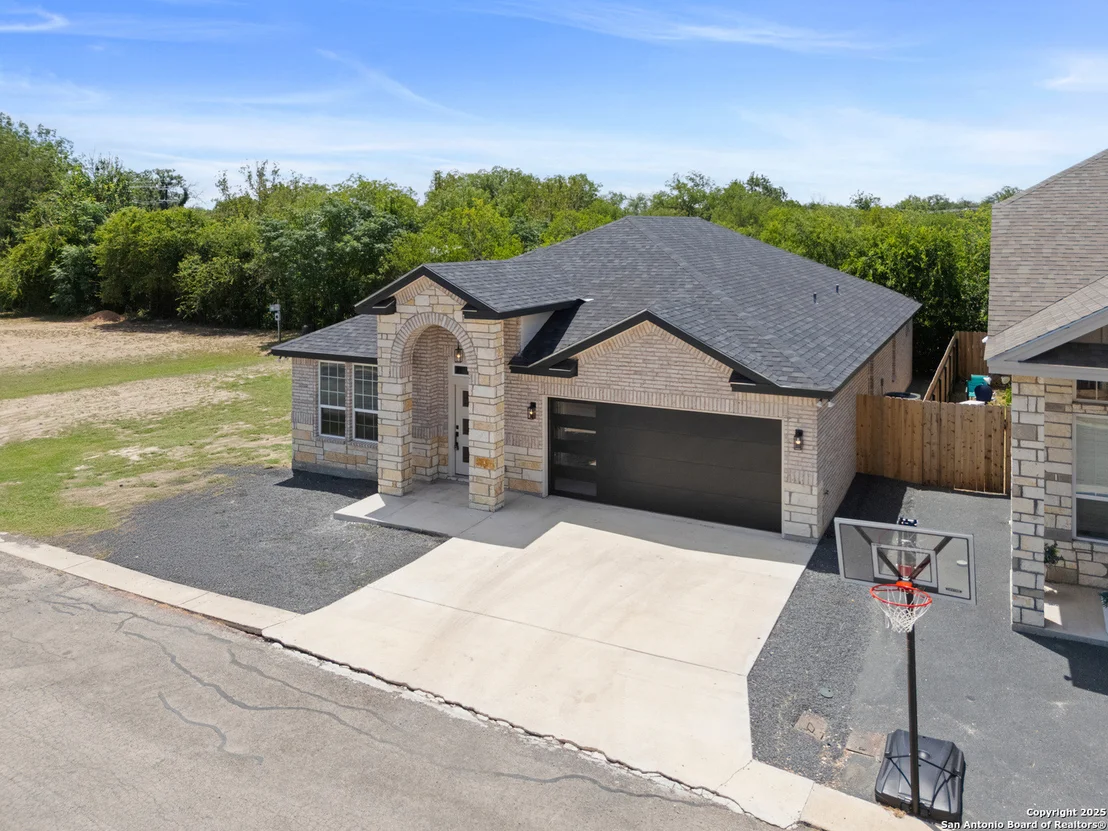 Photo of 109 Sutton PL