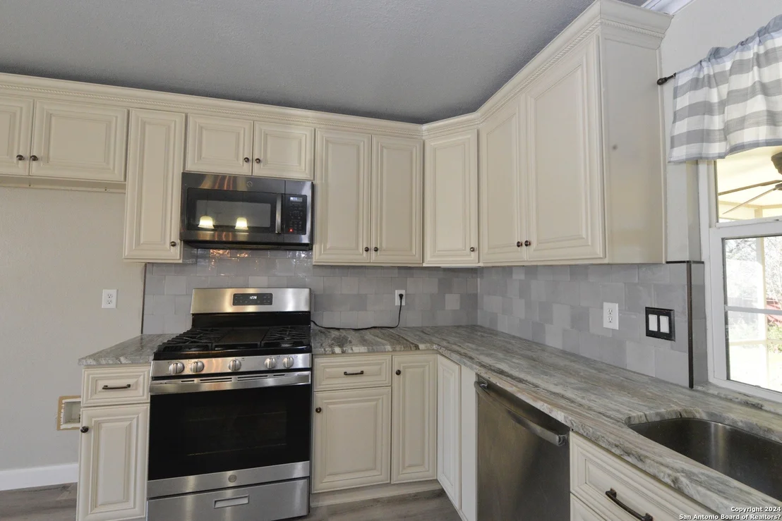 Photo of 4427 GREYSTONE DR