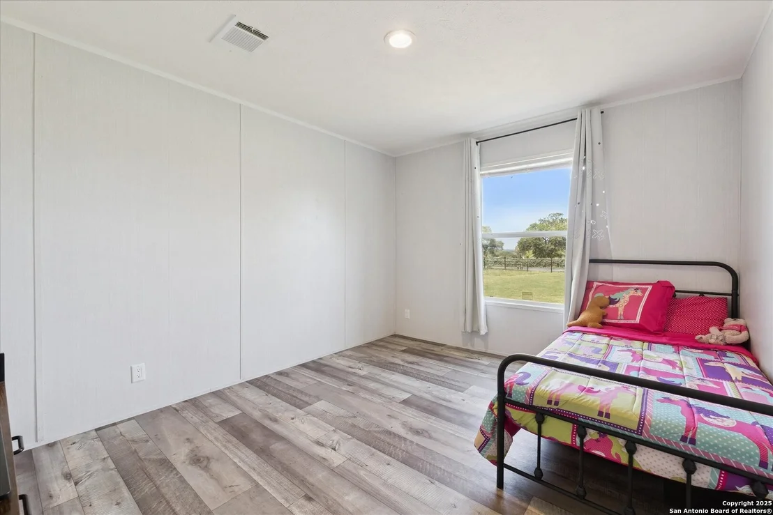 Photo of 385 Forest Oaks
