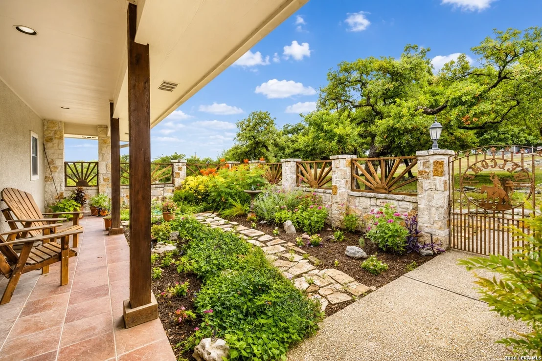 Photo of 138 RIDGE RD W