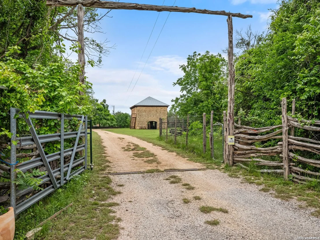 Photo of 426 RANCH ROAD 962 E