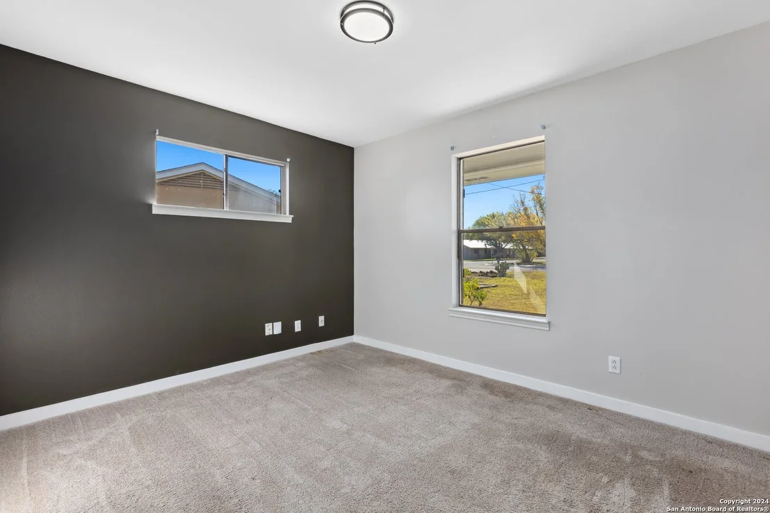 Photo of 8 ROSELAWN CIR