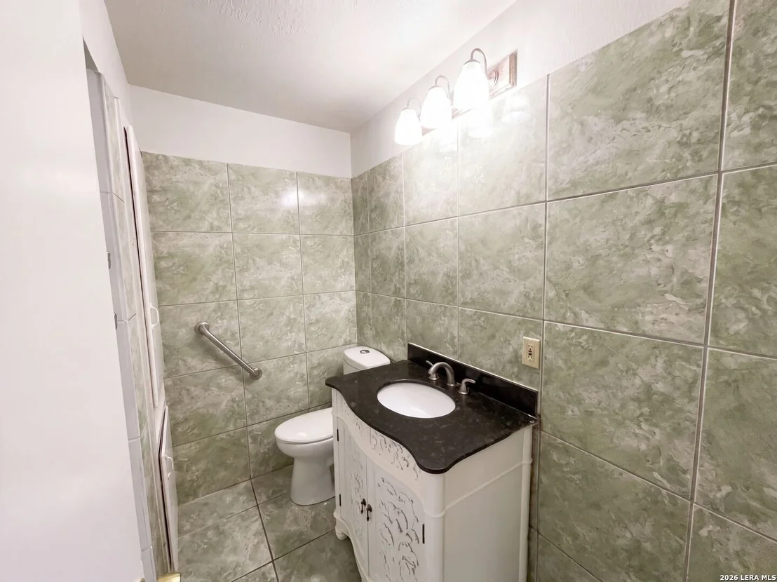 Photo of 222 COLEBROOK DR