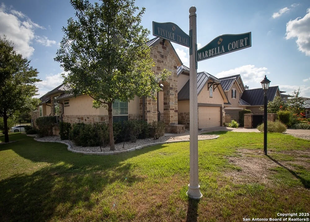 Photo of 2 Vintage Trace