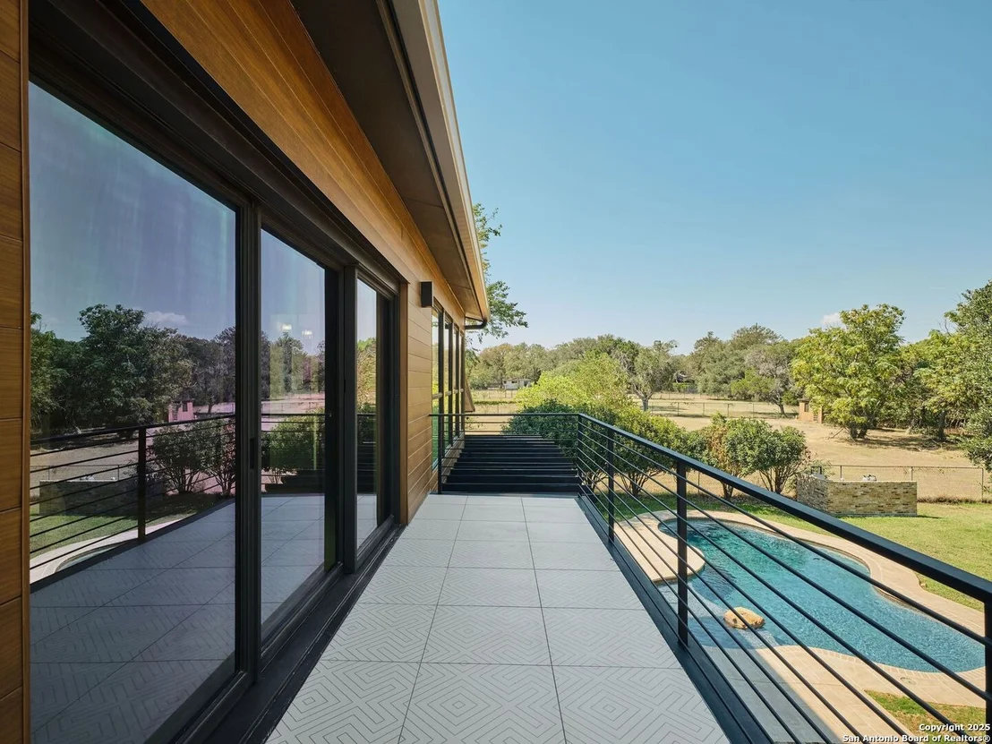 Photo of 353 Lakeview Blvd