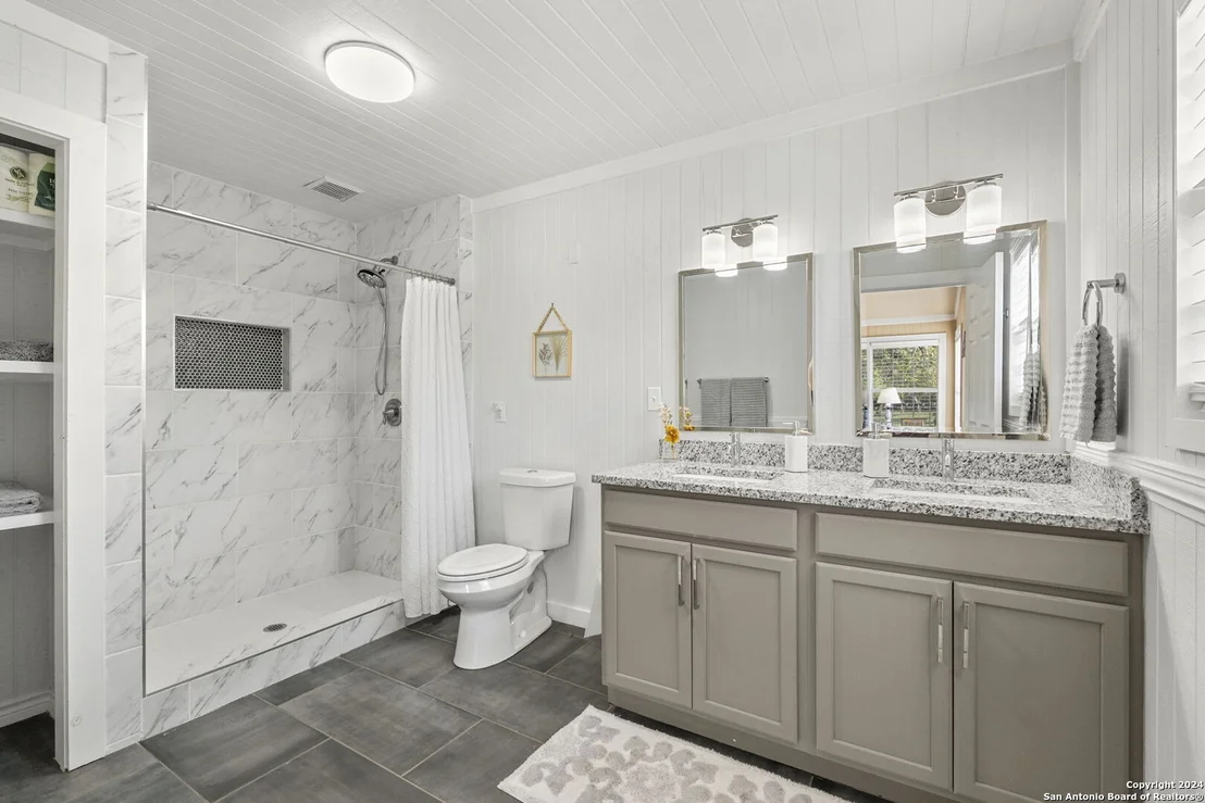 Photo of 592 Oakridge Trail