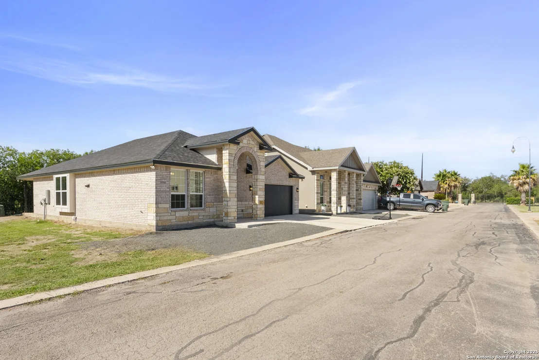 Photo of 109 Sutton PL